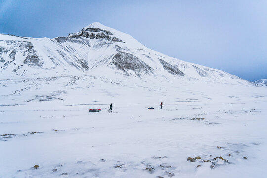 Two expedition team members pull up sleighs