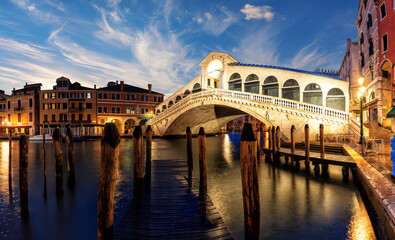 Fototapeta na wymiar Rialto Bridge in twilight, famous landmark of Venice, Italy