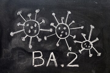 Variante del virus covid 19, omicron BA. 2, dibujado a mano en una pizarra con tiza - obrazy, fototapety, plakaty