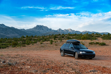 Fototapeta na wymiar Tourist car on the background of the mountains of the canyon and the desert. Croatia.