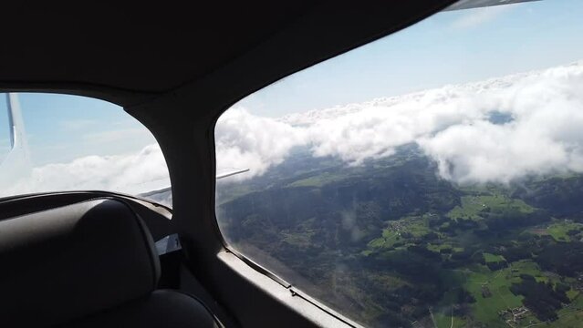 Vue de la fen&ecirc;tre arri&egrave;re d'un petit avion de tourisme en vol au dessus de la France