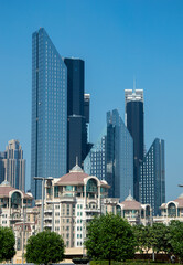 Wysokie nowoczesne budynki miasta i niebieskie niebo