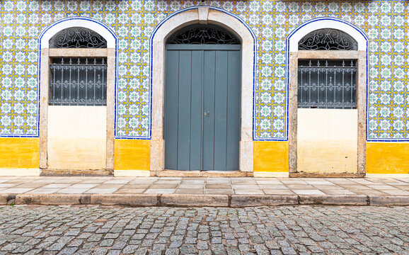 Faixada de antigo pr&eacute;dio em revestimento de azulejo colonial. S&atilde;o Lu&iacute;s, MA.