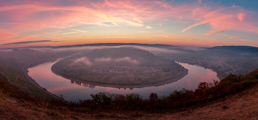 Sunrise on the Rhine loop near Boppard as a panorama. Streaked with fog. - obrazy, fototapety, plakaty