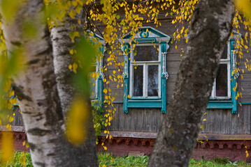 Fototapeta na wymiar Old wooden house in autumn