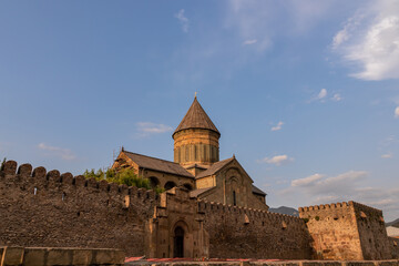 The wall of the cathedral of saint kura and the mtskheta river in the town of svetitskhoveli, a...