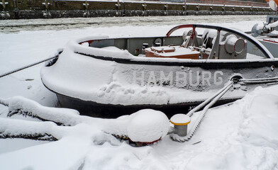 Im Traditionshafen in Hamburg mit viel Schnee im Winter