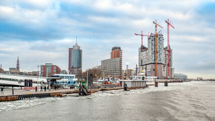 Fototapeta na wymiar HafenCity mit der Elbphilharmonie im Bau in Hamburg im Winter mit Schnee