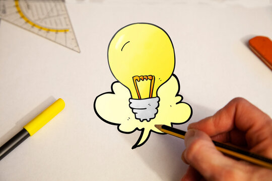 gezeichnete Glühbirne / Erklärfilm / Idee / Kreativität / Hand zeichnen 
