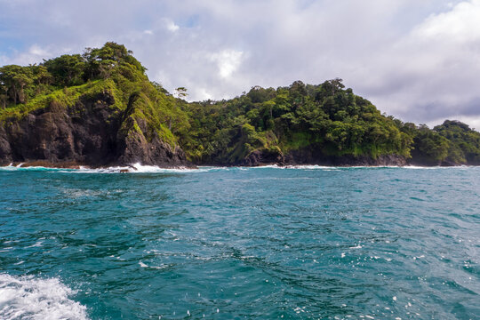 Der Pazifische Ozean und die Küste vor Dominical in Costa Rica.