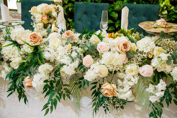 Wedding table decor for newlyweds decorations with fresh flowers