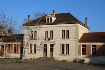 Fototapeta na wymiar L'école publique élémentaire Victor Hugo, vue de l'extérieur, village de Morestel, département de l'Isère, France
