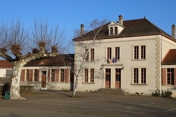 L'école publique élémentaire Victor Hugo, vue de l'extérieur, village de Morestel, département de l'Isère, France