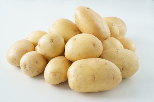 Raccolta  di tubero di patata sulla tavola