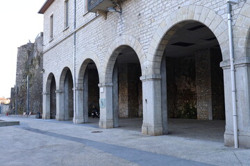 Arcades à la base d'un immeuble typique, village de Morestel, département de l'Isère, France