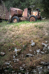 Un vieux tracteur au stade d'épave