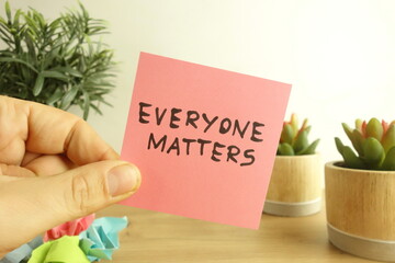 Words everyone matters handwritten on sticky note