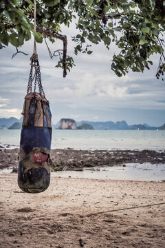alter Boxsack am Strand