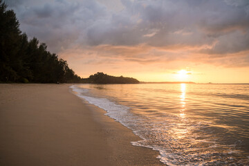 Sonnenuntergang am Meer in Thailand