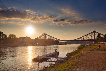 Elbbrücke, Brücke Blaues Wunder an der Elbe mit Sonnenuntergang in Dresden, Sachsen, Deutschland