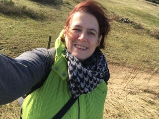 Frau genießt den Wind in den Haaren in den Sanddünen