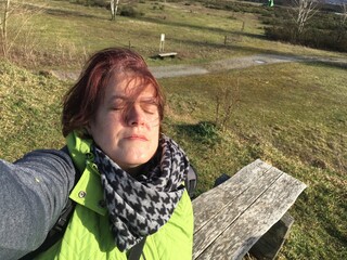 Frau genießt den Wind in den Haaren in den Sanddünen