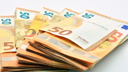 Paquetes  de billetes de 50 euros, aislado en blanco