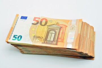 Montón de billetes de 50 euros, aislado en blanco