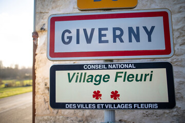 panneau de signalisation du village français de Giverny où vivait le peintre impressionniste Claude Monet