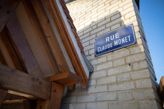 Panneau montrant l'entrée de la maison et la rue de Claude Monet, peintre impressionniste français