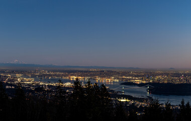 Obraz premium Greater Vancouver, Burrard Inlet, Lions Gate Bridge and Lower Mainland, BC panorama