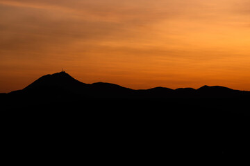 Silhouette du Puy-de-dôme et de la chaîne des puys en auvergne france au coucher de soleil