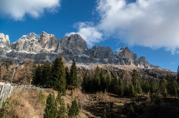 Fototapeta na wymiar Le parc national des dolomites en italie en hiver
