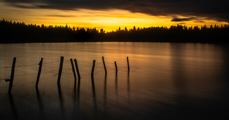 Lac de servières au coucher de soleil en auvergne france