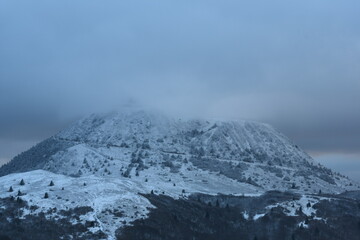 Le sommet du Puy-de-dôme en auvergne sous la neige