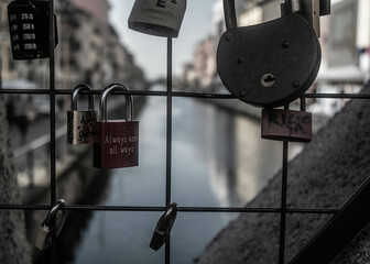 Cadenas sur un pont dans la ville de Venise en Italie 