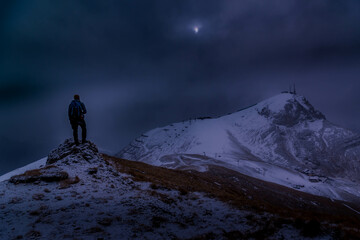 Homme en plein trekking dans les dolomites en italie pendant la nuit