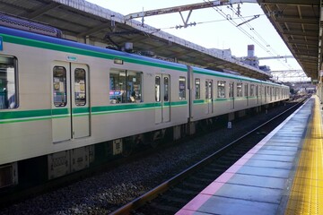 駅のホームと電車（常磐線、我孫子駅）