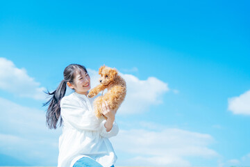 愛犬と遊ぶ女性（上半身）
