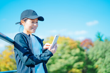 公園でトレーニングするスポーツウェアを着た女性
