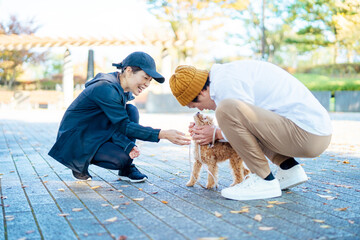 Fototapeta premium 犬の散歩中に挨拶する男女 