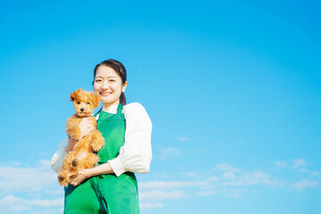 愛犬と遊ぶ女性（カメラ目線）
