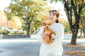 公園で犬と遊ぶ女性
