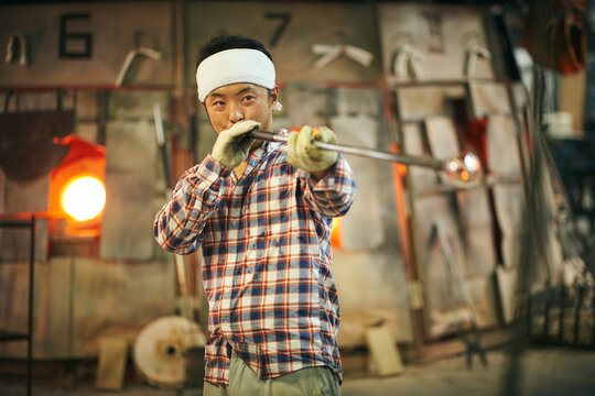 宙吹き作業をする硝子職人