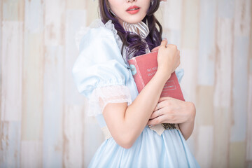 Fototapeta premium 本を抱えるロリータな女性 Lolita