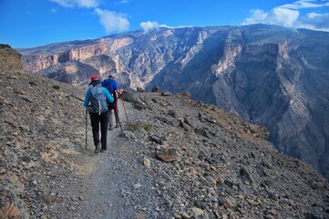 Fototapeta premium Senior couple walking at the edge of canyon