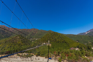 橋、青空、山