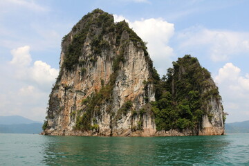 Obraz premium mountains located in the sea