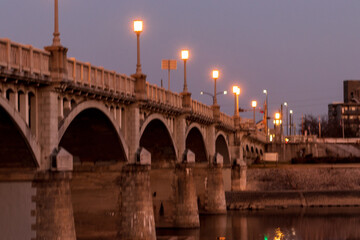 兵庫県・夕暮れ時の武庫川にかかる古い橋
