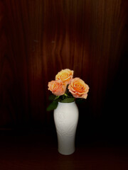 黄色いバラと白い花瓶のオリエンタルイメージ